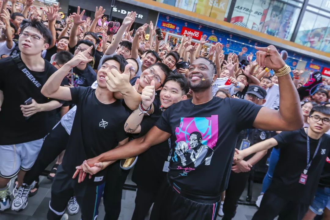 包含篮球联赛主场改观升级，球迷赛客人纷至沓来的词条