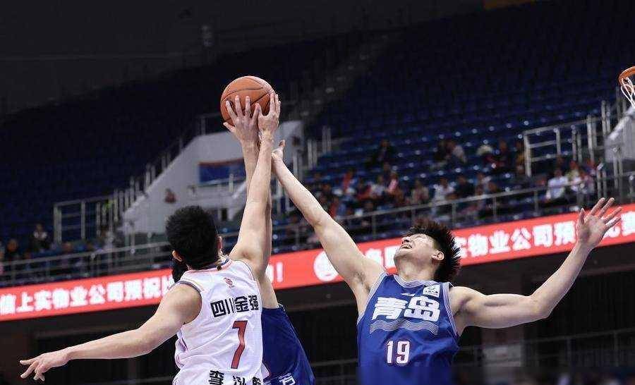 关于青岛男篮主场奋力拼搏，取得胜利的信息