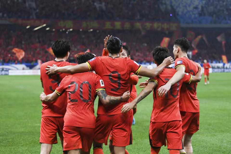 国足全神贯注备战国际顶尖赛事，拼搏逆袭的简单介绍