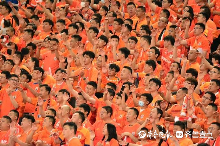 足球赛季开始后，球迷们非常兴奋
