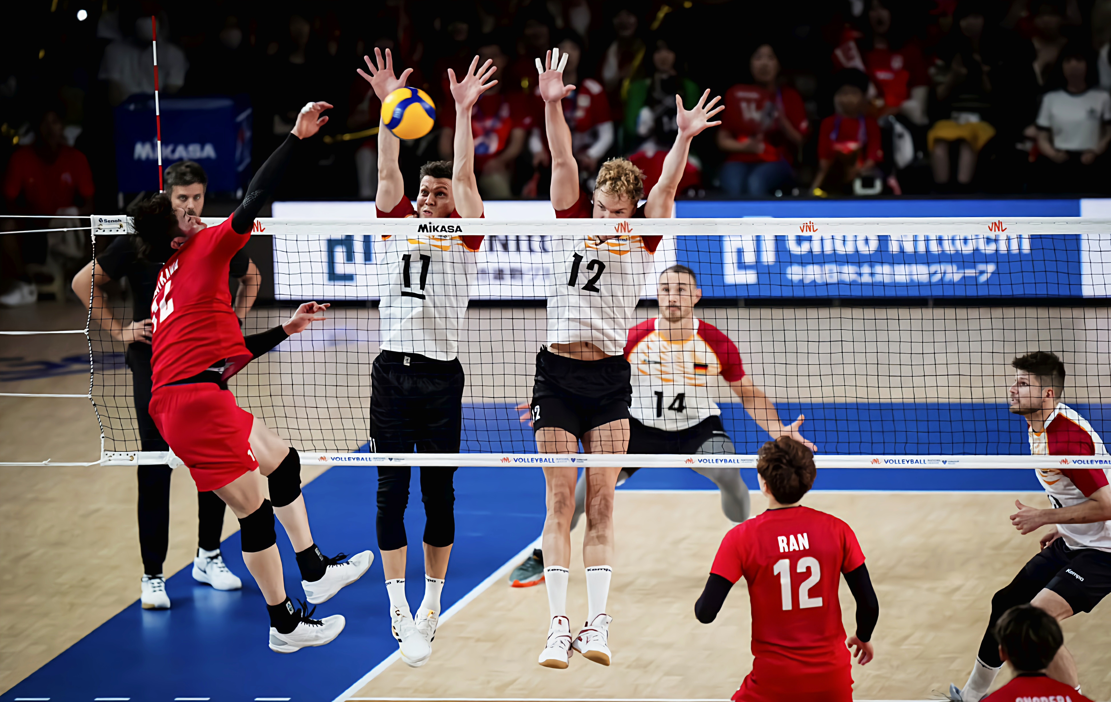 日本队鏖战德国队，波尔点燃赛场