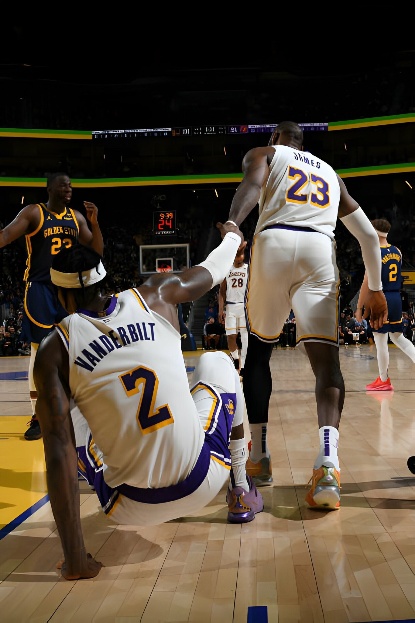 尼克斯轻取鹈鹕，詹姆斯统治全场